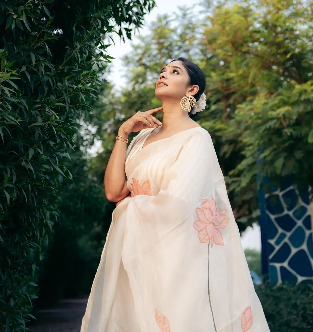 Malayalam Actress Nyla Usha In White Saree Blouse